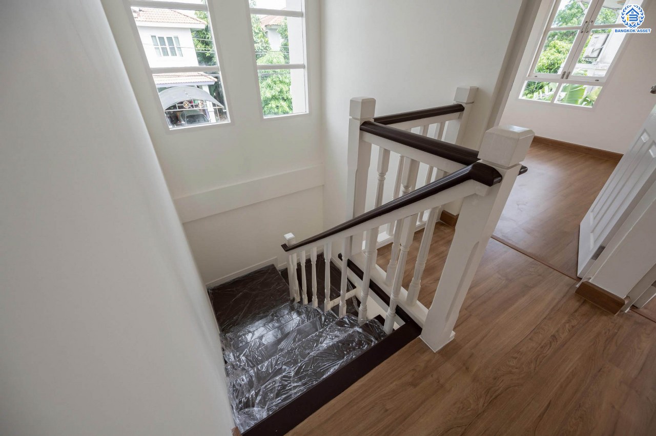 บ้านมือสองตกแต่งใหม่ โครงการ ชัยพฤกษ์ ติวานนท์-ราชพฤกษ์1 เนื้อที่ 56.20 ตร.ว. ฟังก์ชัน 3 ห้องนอน 2 ห้องน้ำ จอดรถได้ 1 คัน สภาพแวดล้อมดี บนทำเลศักยภาพ หน้าโครงการติดถนนใหญ่ เชื่อมต่อถนนราชพฤกษ์ ใกล้จุดขึ้นทางด่วน "ศรีสมาน" ใกล้ห้าง "เซ็นทรัลเวสเกต" และ "โรบินสันศรีสมาน"...